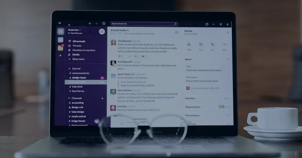 Notebook com aplicativo de mensagens em azul ilustrando cuidados ao clicar em links por e-mail