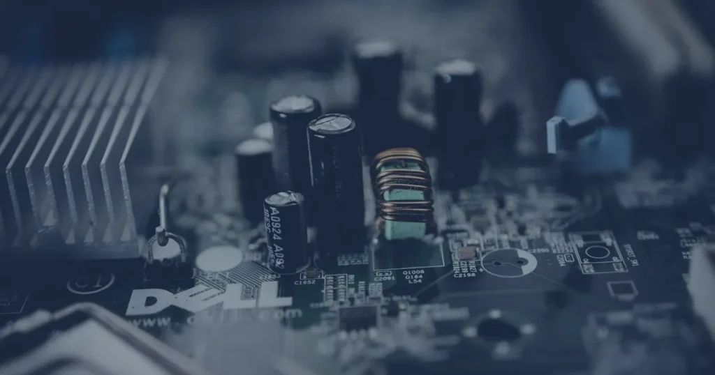 Reparo de placa de computador ilustrando a manutenção e os cuidados com equipamentos eletrônicos