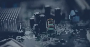 Reparo de placa de computador ilustrando a manutenção e os cuidados com equipamentos eletrônicos