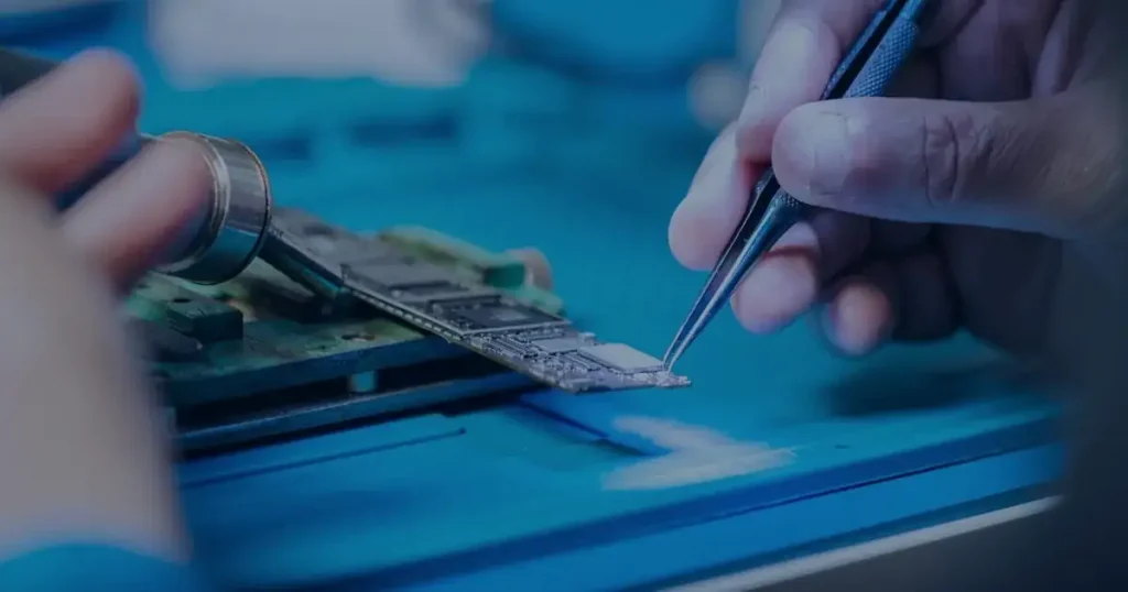 Reparo de placa de computador ilustrando a manutenção de equipamentos de TI