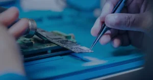 Reparo de placa de computador ilustrando a manutenção de equipamentos de TI