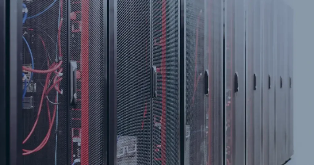 Discos e servidores em tons de azul ilustrando os métodos de backup local na nuvem e híbrido