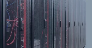 Discos e servidores em tons de azul ilustrando os métodos de backup local na nuvem e híbrido