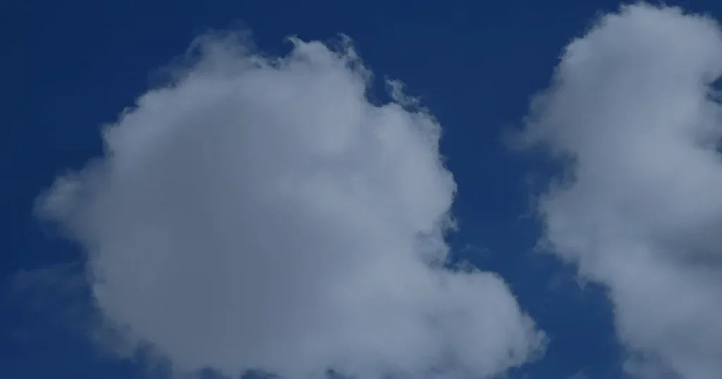 Nuvens em céu azul ilustrando a migração para a nuvem e a modernização do armazenamento
