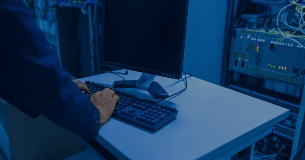 Profissional de TI em sala de servidores ilustrando a modernização tecnológica da empresa