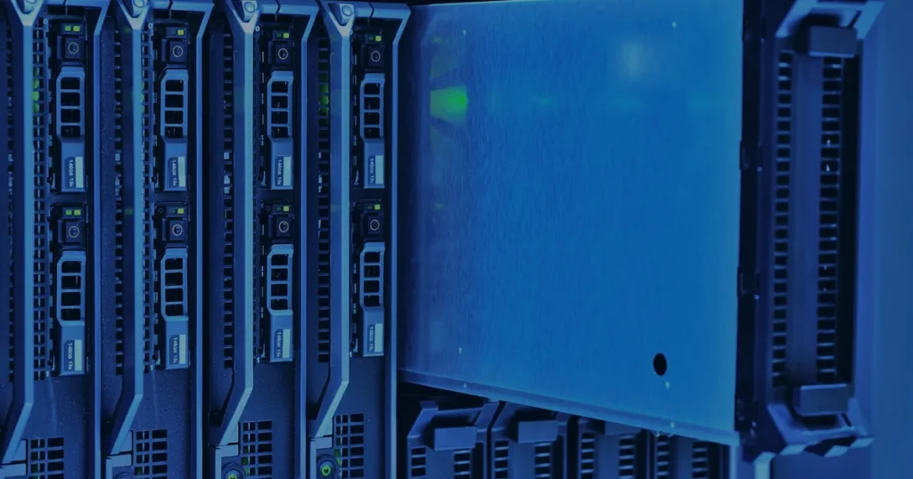 Racks de servidores em azul ilustrando como a multi-cloud aumenta a segurança e a eficiência