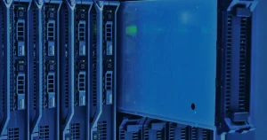 Racks de servidores em azul ilustrando como a multi-cloud aumenta a segurança e a eficiência