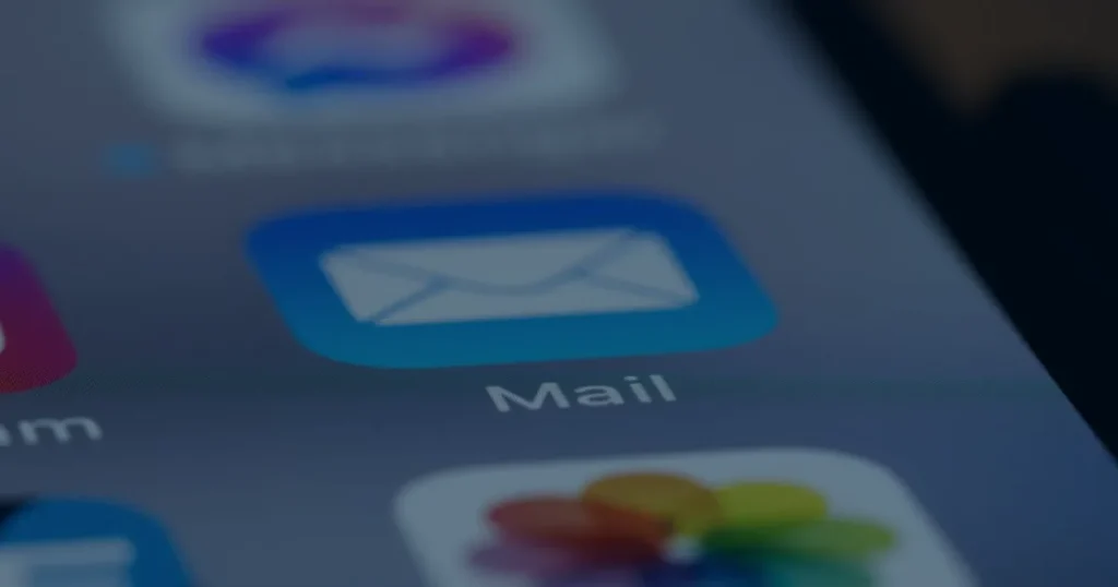 Ícone de e-mail em smartphone azul ilustrando o que é phishing e como identificar