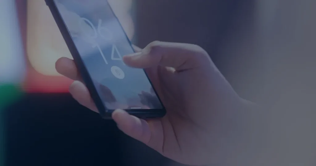 Smartphone com tela de bloqueio ilustrando políticas de senhas fortes para proteger a empresa