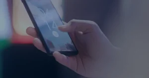 Smartphone com tela de bloqueio ilustrando políticas de senhas fortes para proteger a empresa