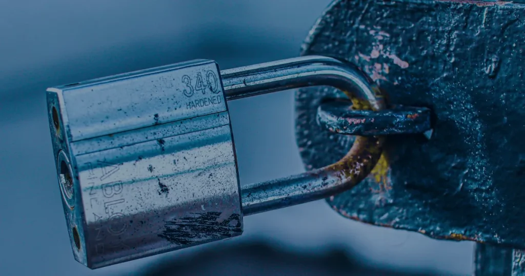 Cadeado robusto em tons de azul ilustrando como prevenir ransomware e proteger os dados