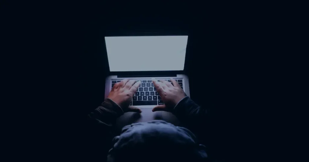 Pessoa digitando em notebook ilustrando como proteger sua privacidade online no dia a dia