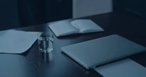 Espaço de trabalho organizado ilustrando produtividade e boas práticas na rotina da empresa