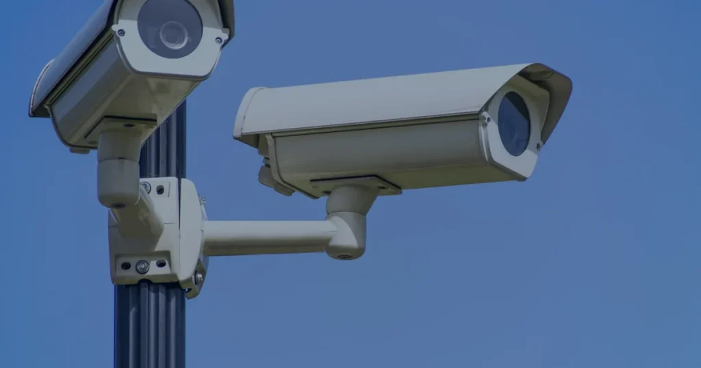 Câmeras de segurança contra o céu ilustrando a proteção 24 horas contra ataques cibernéticos