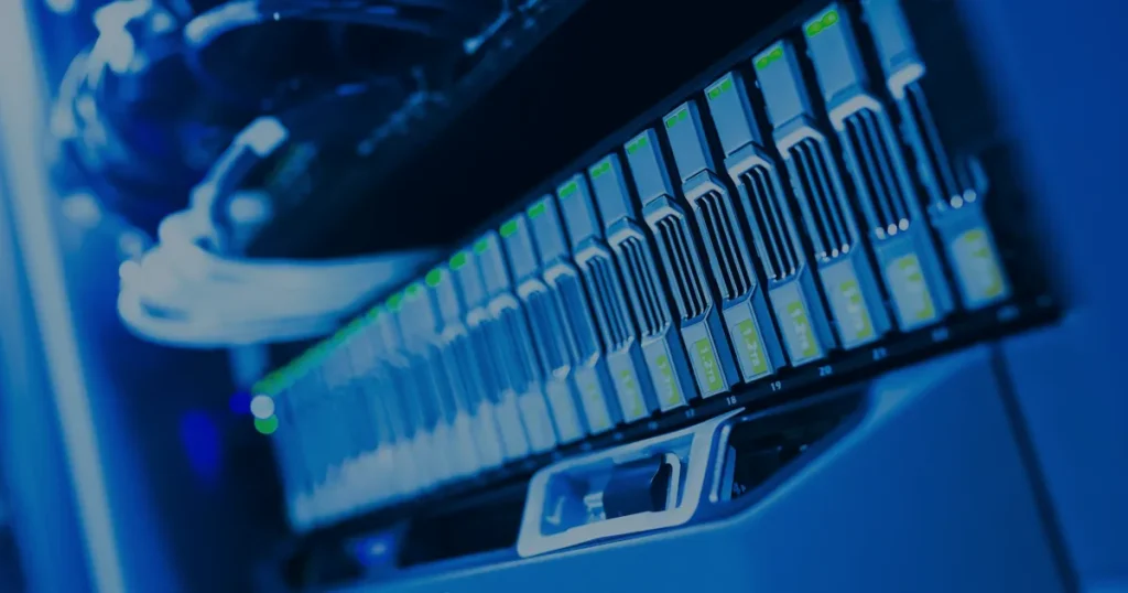 Rack de servidores azul ilustrando como proteger seus dados na nuvem e evitar perdas