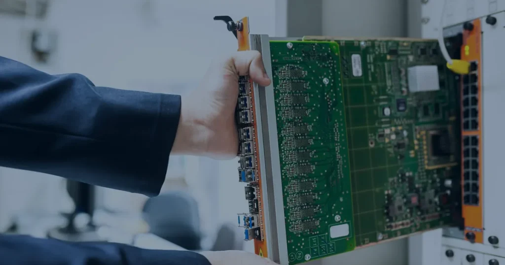 Técnico instalando placa em rack ilustrando como proteger os dados da empresa