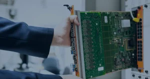 Técnico instalando placa em rack ilustrando como proteger os dados da empresa