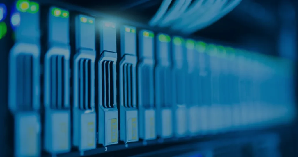 Rack de servidores iluminado ilustrando a qualidade da infraestrutura de TI da empresa