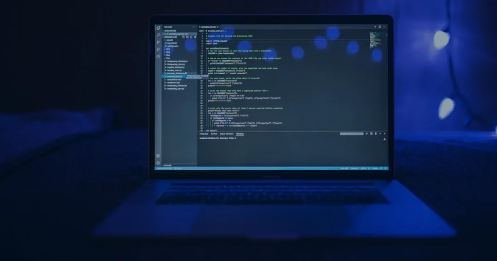 Tela de notebook com código em azul ilustrando como o ransomware funciona e se proteger