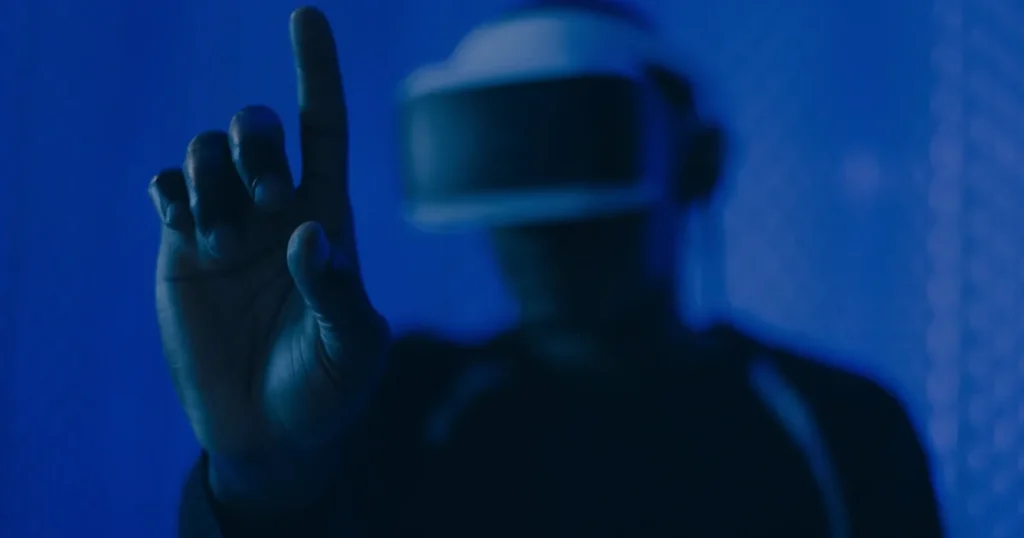 Pessoa usando óculos de realidade virtual ilustrando o uso da RV em treinamentos corporativos