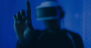 Pessoa usando óculos de realidade virtual ilustrando o uso da RV em treinamentos corporativos
