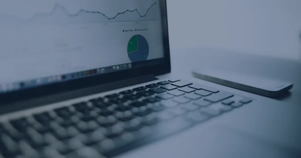 Notebook com painel de dados ilustrando como reduzir custos na nuvem sem perder desempenho