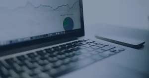 Notebook com painel de dados ilustrando como reduzir custos na nuvem sem perder desempenho