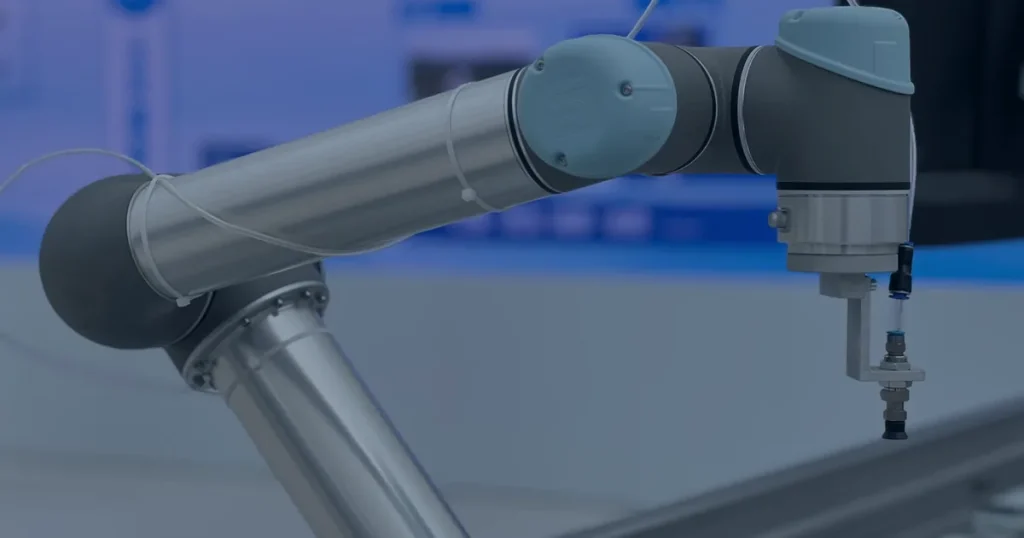 Braço robótico em linha de produção ilustrando como a RPA reduz custos operacionais