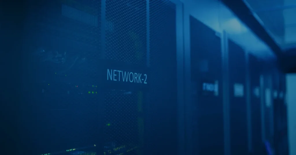 Equipamento de rede em tons de azul ilustrando novidades em segurança cibernética para empresas