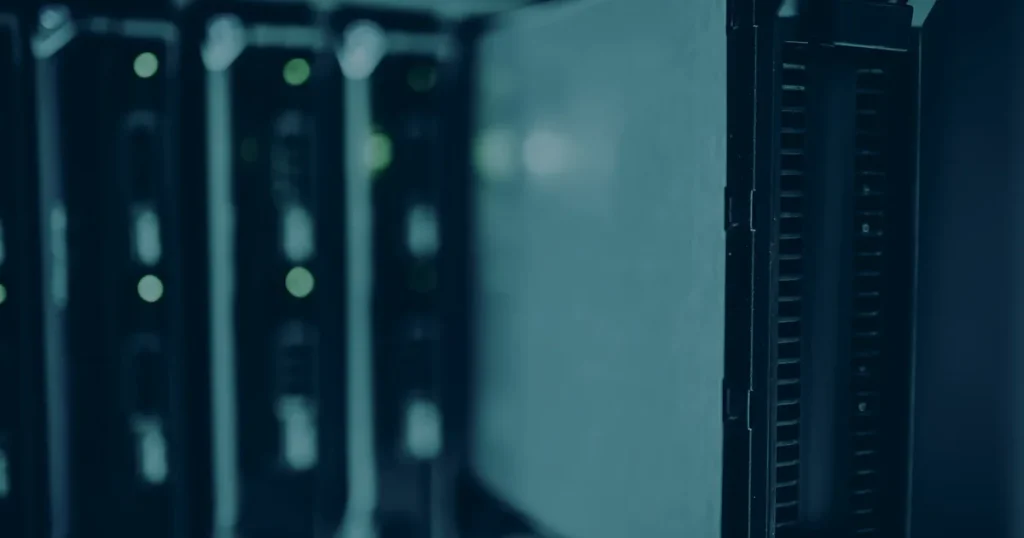 Infraestrutura de rede em azul ilustrando a segurança de dados e os desafios para pequenas empresas