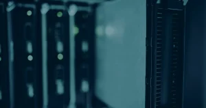 Infraestrutura de rede em azul ilustrando a segurança de dados e os desafios para pequenas empresas