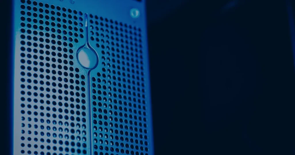Rack de servidores em tons de azul ilustrando segurança digital para pequenas empresas