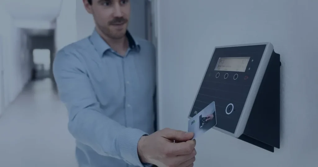 Acesso por cartão em leitor de parede ilustrando a segurança Zero Trust nas empresas