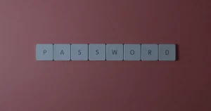 Tela de login em azul ilustrando as dicas para criar senhas seguras e proteger as contas