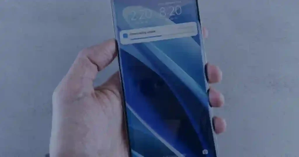 Tela de código em azul ilustrando as falhas causadas por software desatualizado na empresa