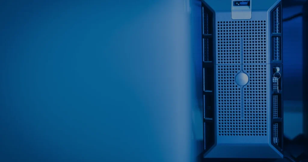 Servidor azul em data center ilustrando o futuro das soluções em nuvem para empresas