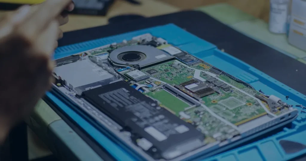 Notebook em conserto ilustrando o suporte técnico moderno que reduz paradas na empresa