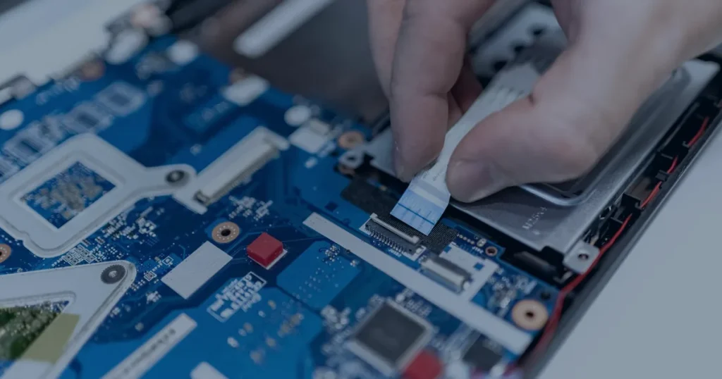 Mãos reparando placa em close ilustrando os sinais de que a empresa precisa de suporte técnico