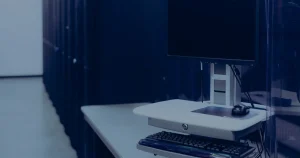 Estação de trabalho de TI em tons de azul ilustrando suporte técnico remoto