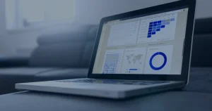 Notebook com painel de dados ilustrando as tendências de TI de 2026 para empresas
