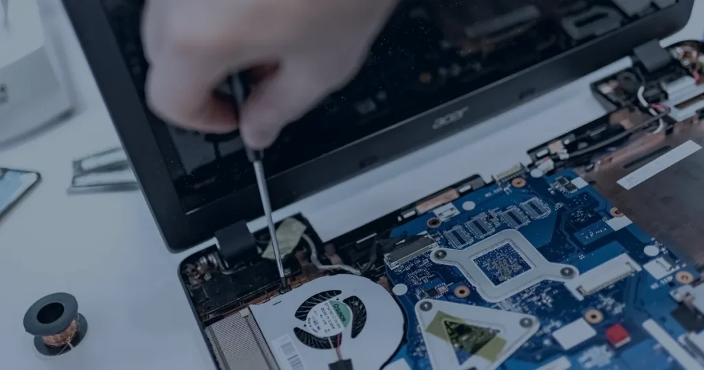 Mãos reparando placa de notebook ilustrando a TI trabalhando a favor da empresa