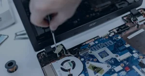 Mãos reparando placa de notebook ilustrando a TI trabalhando a favor da empresa