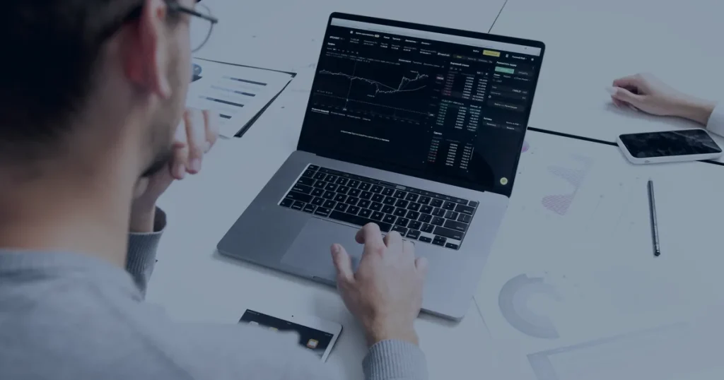 Gráfico de crescimento financeiro em azul ilustrando como a TI impacta diretamente o faturamento da empresa