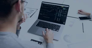 Gráfico de crescimento financeiro em azul ilustrando como a TI impacta diretamente o faturamento da empresa