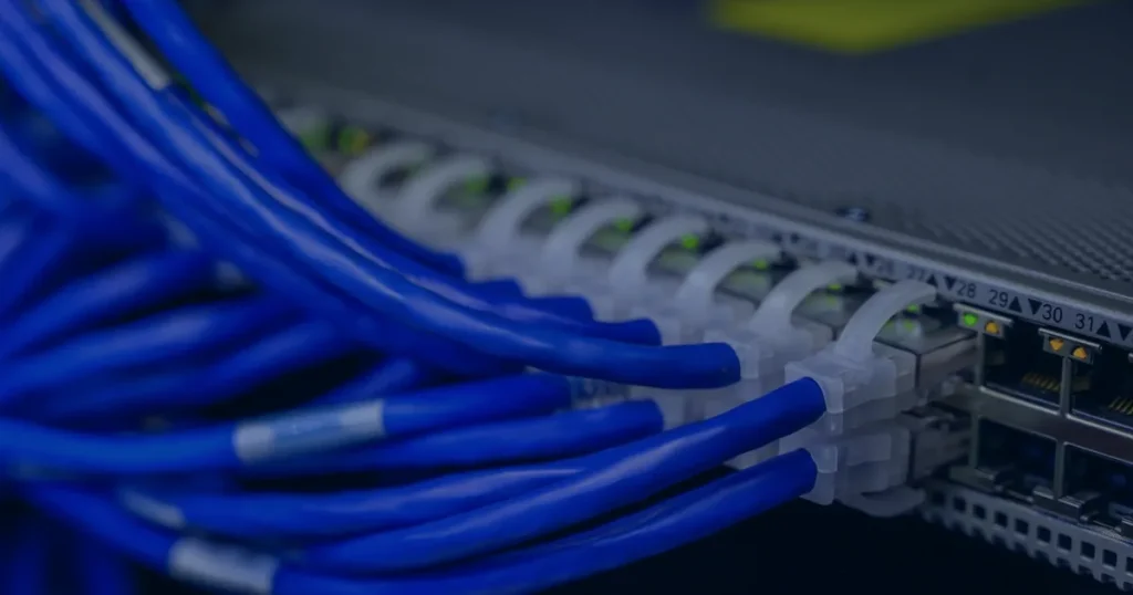 Cabos de rede azuis conectados a switch ilustrando o que fazer no vazamento de dados