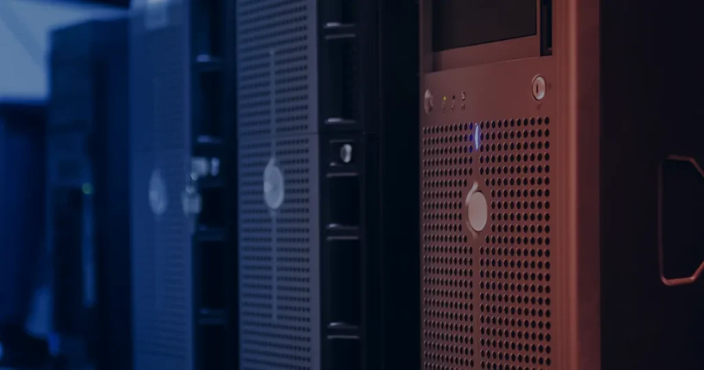 Servidores em data center ilustrando como a virtualização reduz custos e melhora a eficiência