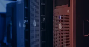 Servidores em data center ilustrando como a virtualização reduz custos e melhora a eficiência