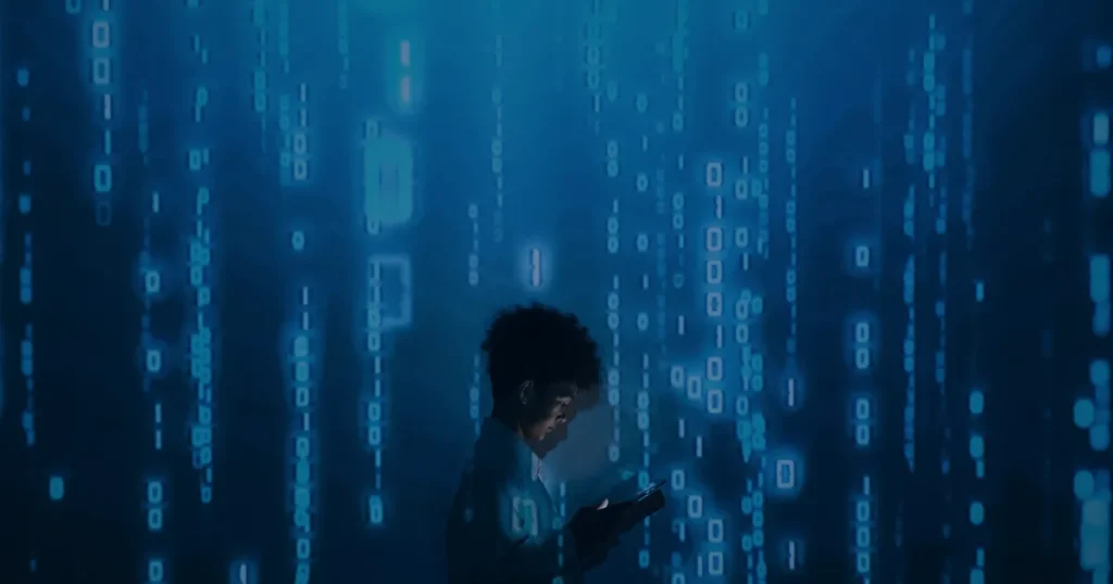 Silhueta diante de dados luminosos ilustrando o modelo de segurança Zero Trust