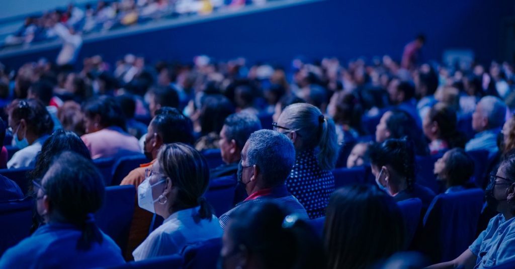 Plateia de seminário de liderança e negócios em tons de azul