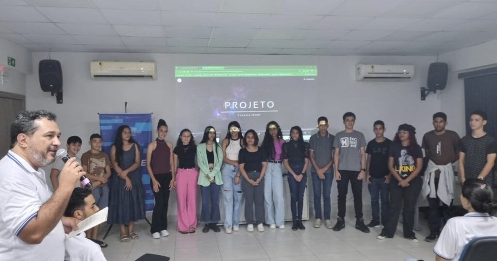 Grupo de participantes da maratona de inovação do Sebrae, em Ariquemes